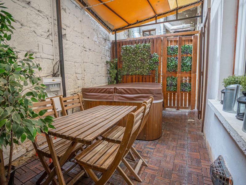 Private Kazinczy str. - Sauna & Jacuzzi Downtown, דירה בבודפשט